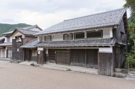 荻野家住宅 主屋(附 普請文書・家相図)・表荷蔵・裏荷蔵・文庫蔵、土地